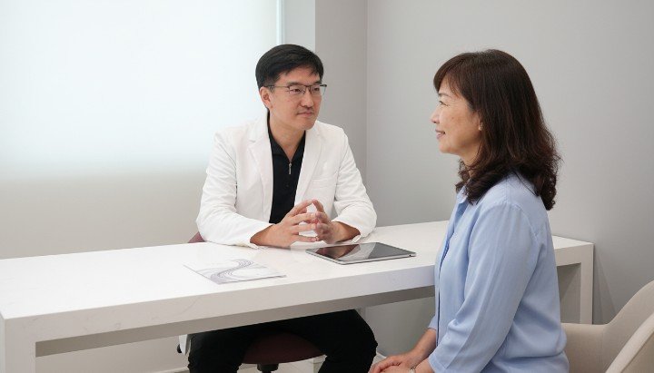 醫師詳細解說PRP增生療法次數與間隔建議 患者膝蓋接受PRP增生療法次數完整療程紀錄 顯微鏡下觀察PRP增生療法次數對細胞修復影響