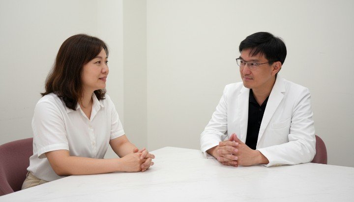 專業醫師正在解說減肥針療程作用 現代化診所環境提供減肥針療程服務 醫療團隊客製化規畫減肥針療程細節 患者在診間諮詢專業減肥針療程建議