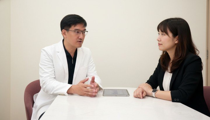 顯微鏡下的基因檢測細胞結構分析 專業醫師解說基因檢測報告數據流程 患者在診間諮詢基因檢測用藥建議 實驗室人員進行基因檢測樣本處理