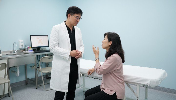 醫師細心診斷降低醫學美容無效原因 患者與醫師對談醫學美容無效原因 專業儀器分析預防醫學美容無效原因 醫美療程規劃避開醫學美容無效原因