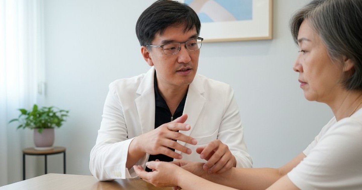在明亮的自然光下，展示維他命B群護膚品的效果，強調對敏感肌的修護作用。